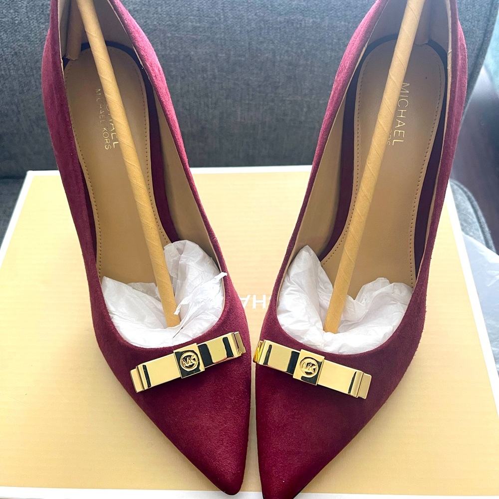 Michael kors , suede Pumps , Color merlot , size 6